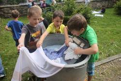 Kinder waschen Wäsche wie vor 100 Jahren