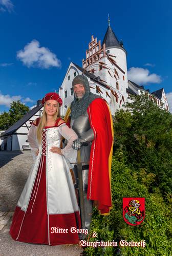 Ritter Georg und Burgfräulein Edelweiß gemeinsam mit Oberbürgermeister Ruben Gehart © Stadtverwaltung Schwarzenberg 2023 aef foto hübner 309 ©Stadtverwaltung Schwarzenberg