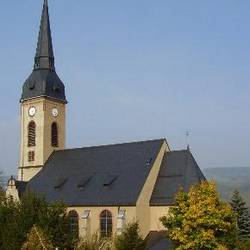 Blick auf die Kirche im Stadtteil Neuwelt