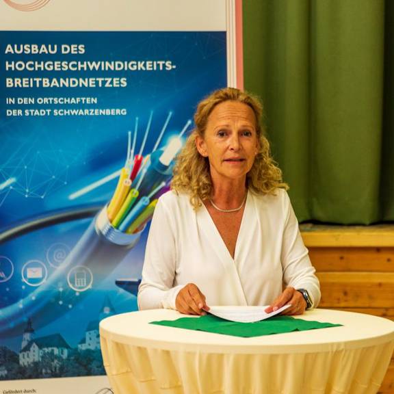 1. Spatenstich zur Errichtung einer Glasfaserinfrastruktur am 03.06.2020 im Schwarzenberger Ortsteil Erla-Crandorf - Frau Ines Fröhlich, Staatssekretärin im Staatsministerium für Wirtschaft, Arbeit und Verkehr (Foto: Foto-Weigel, Schwarzenberg)