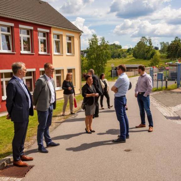 1. Spatenstich zur Errichtung einer Glasfaserinfrastruktur am 03.06.2020 im Schwarzenberger Ortsteil Erla-Crandorf (Foto: Foto-Weigel, Schwarzenberg)