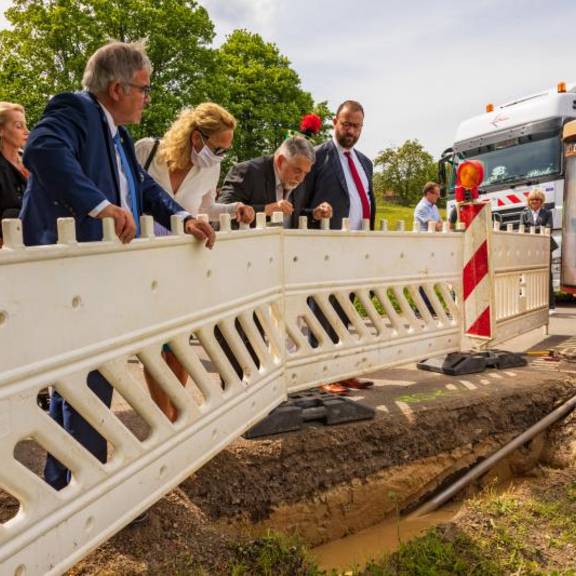 1. Spatenstich zur Errichtung einer Glasfaserinfrastruktur am 03.06.2020 im Schwarzenberger Ortsteil Erla-Crandorf (Foto: Foto-Weigel, Schwarzenberg)