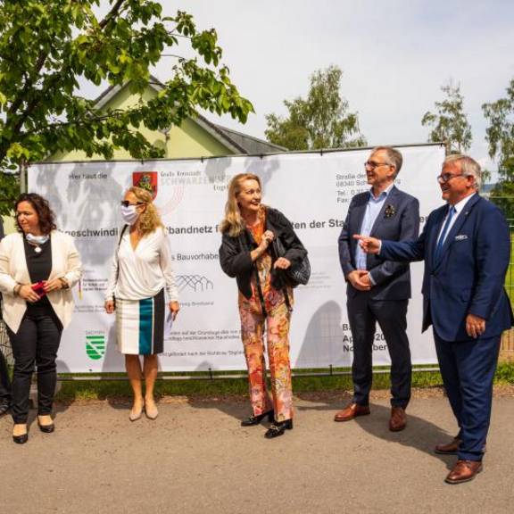 1. Spatenstich zur Errichtung einer Glasfaserinfrastruktur am 03.06.2020 im Schwarzenberger Ortsteil Erla-Crandorf (Foto: Foto-Weigel, Schwarzenberg)