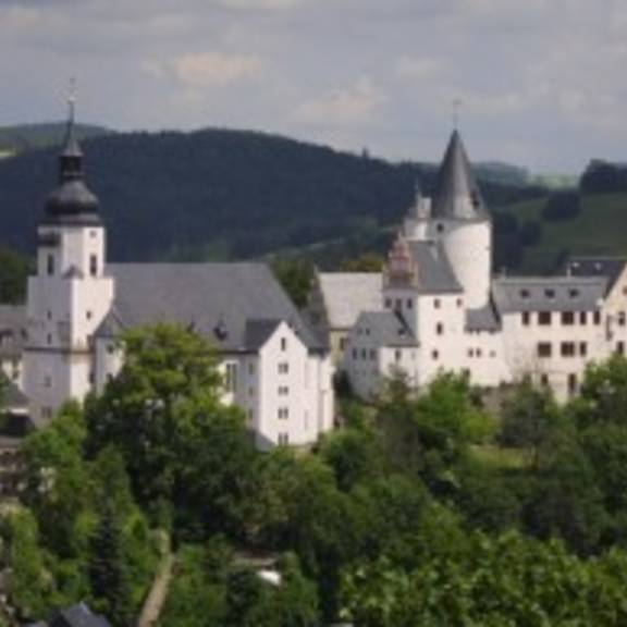 Nahansicht der Wahrzeichen Schwarzenbergs - Schloss und Kirche -