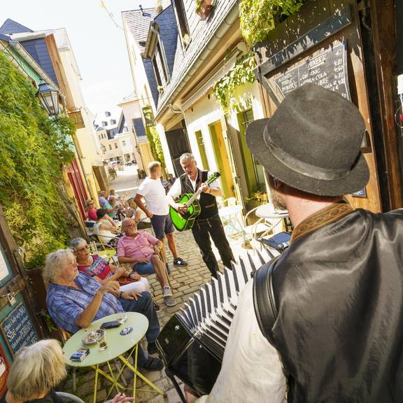 geselliges Treiben im Ratskellergäßchen