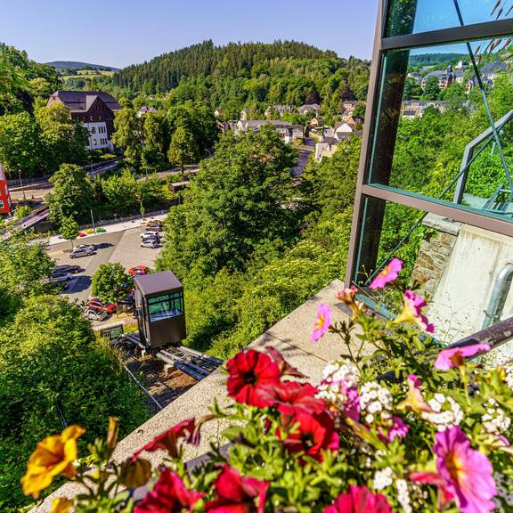 Schrägaufzug Schwarzenberg, Blick von der Bergstation zum Hammerparkplatz